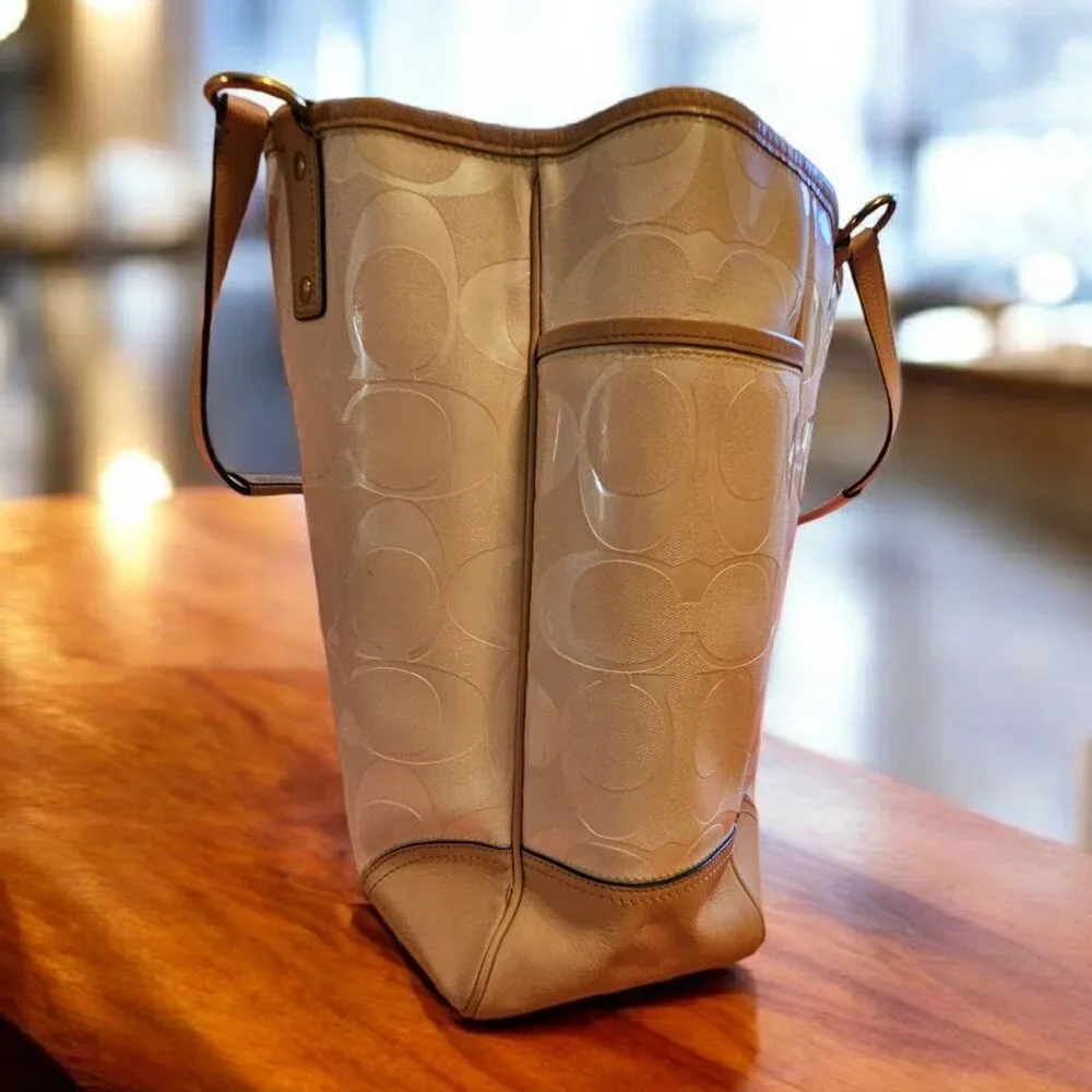 Beautiful Coach Bag - Picture 4 of 17
